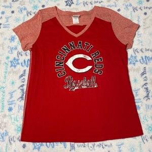 Cincinnati Reds V Neck tshirt